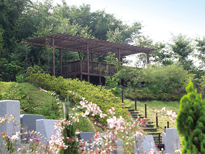 永代供養墓 太陽の碑 メモリアルサンステージ　緑豊かな園内