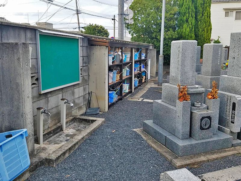 摂津市営 鳥飼下墓地　掃除用具置き場と水場