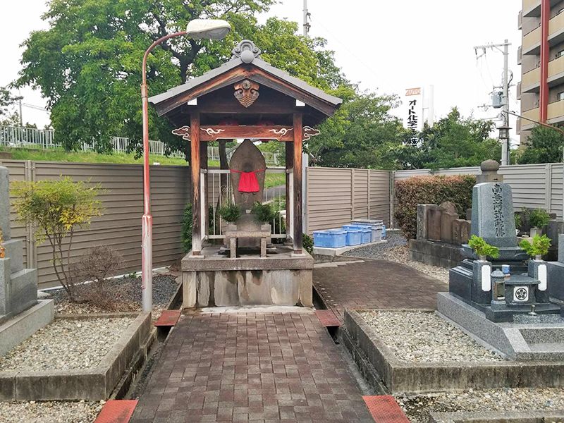 吹田市営 金田墓地　敷地内にあるお地蔵様