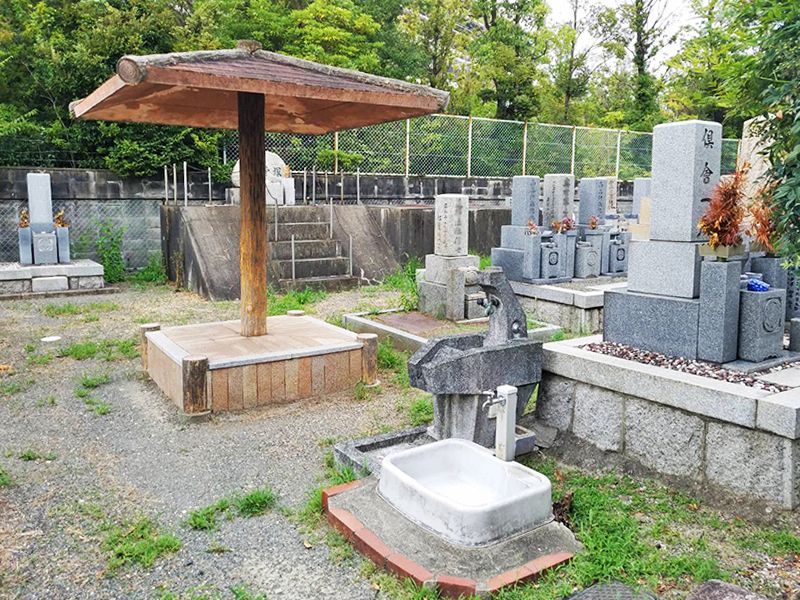 摂津市営 一津屋西墓地　休憩スペースと水場