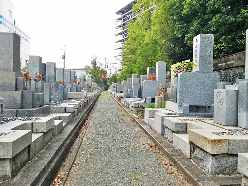 摂津市営 一津屋西墓地　水はけのよい参道