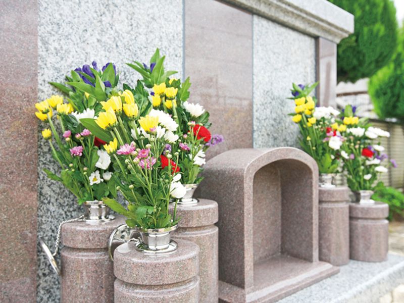 メモリアルステーション南千住　花の添えられた供養墓