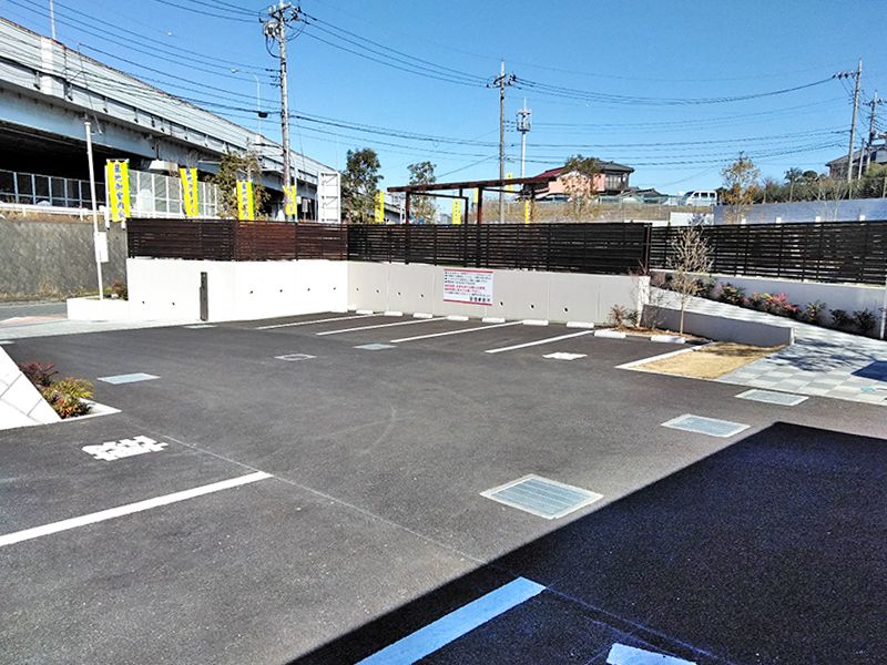 川口中央霊園　舗装された駐車場