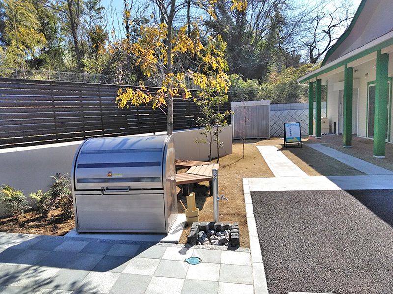 川口中央霊園　掃除道具と水場