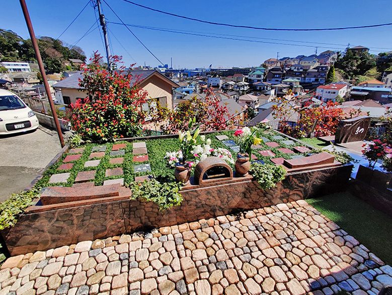 磯子の丘・海の見える樹木葬　暖色系の墓域