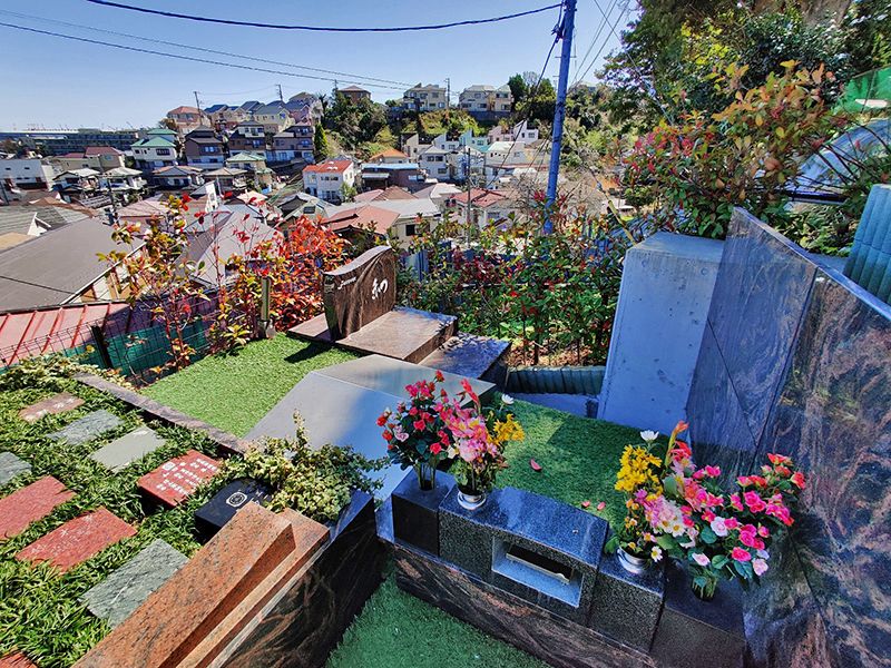 磯子の丘・海の見える樹木葬　緑に映える花々