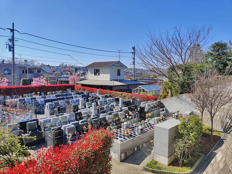 横浜日野墓苑 桜の里（永代供養墓）　日当たり良好な霊苑内