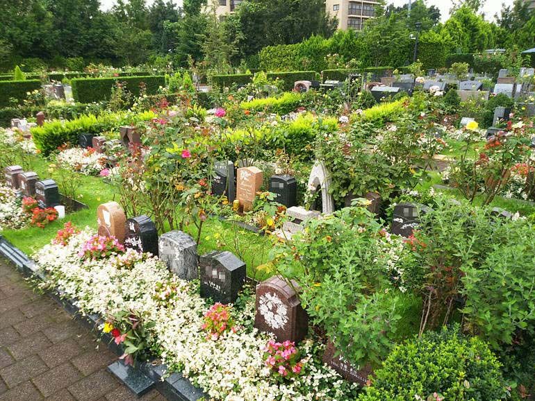 秋津ふれあいパークの墓域に立ち並ぶ個性的な墓石