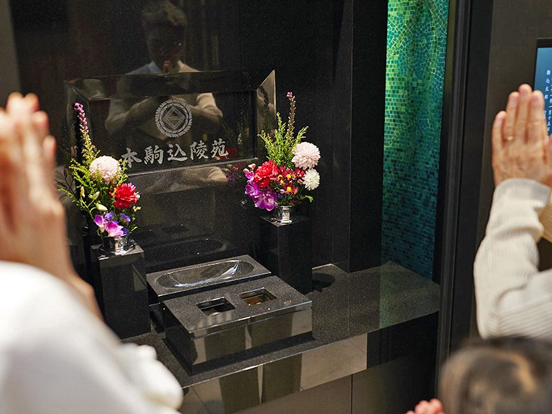 供花は生花、お焼香は香り豊かな高級抹香をご用意