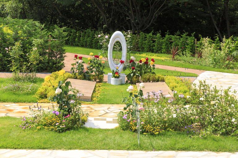 ふれあいの杜 天空　色とりどりの花と期間型合祀