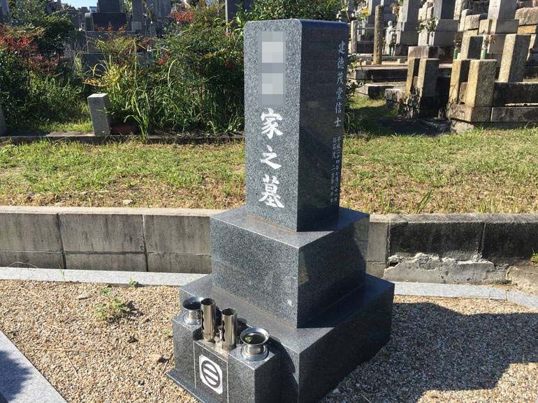 八事霊園に建つ和型墓石