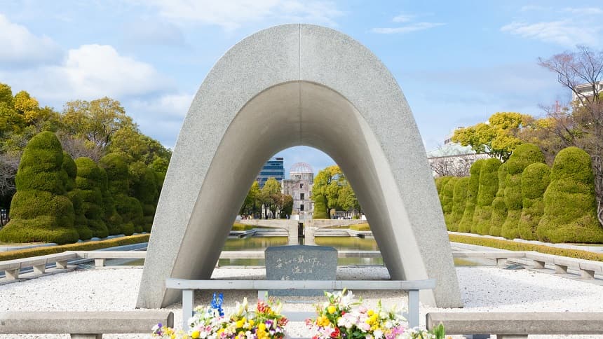 供花が供えられている慰霊碑