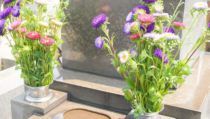 供花が供えられている花立