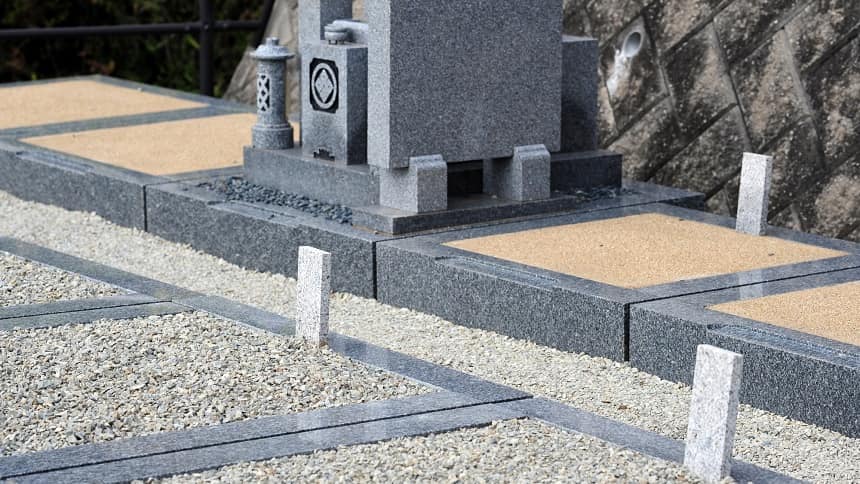 砂利が敷き詰められている墓地の区画