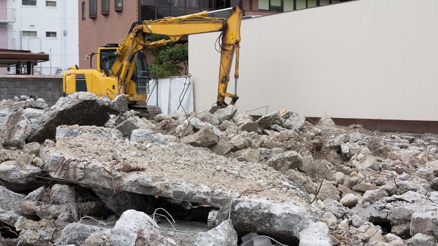 石を破壊する重機