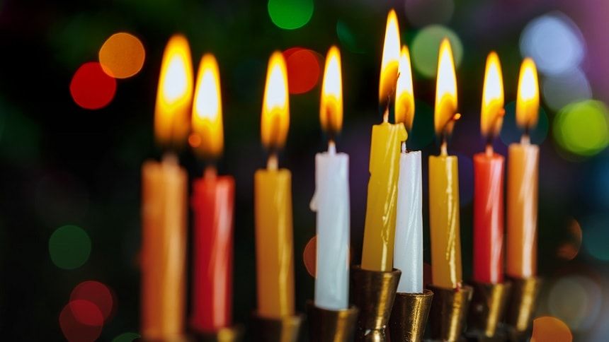 火の灯っている9本のロウソク