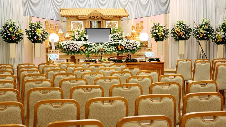 椅子が並ぶ葬儀場のなか