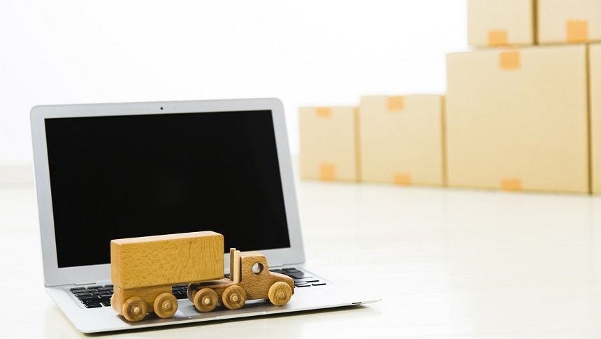 ネット注文で届けられたダンボールとパソコン