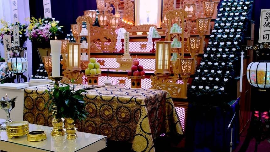 果物や花が供えられている祭壇