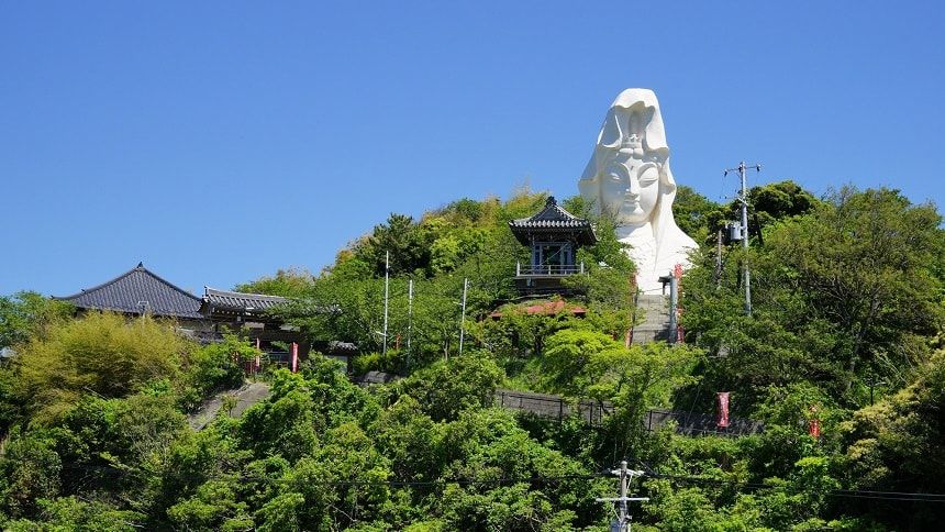 曹洞宗の寺院に立つ大仏