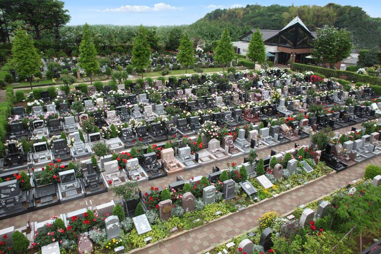 八千代ふれあいパーク　美しい花々が咲き誇る霊園風景