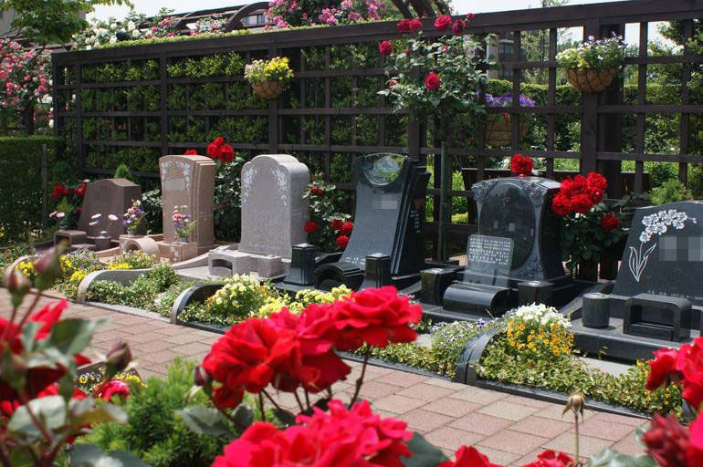 府中ふれあいパーク　バラが添えられた墓石