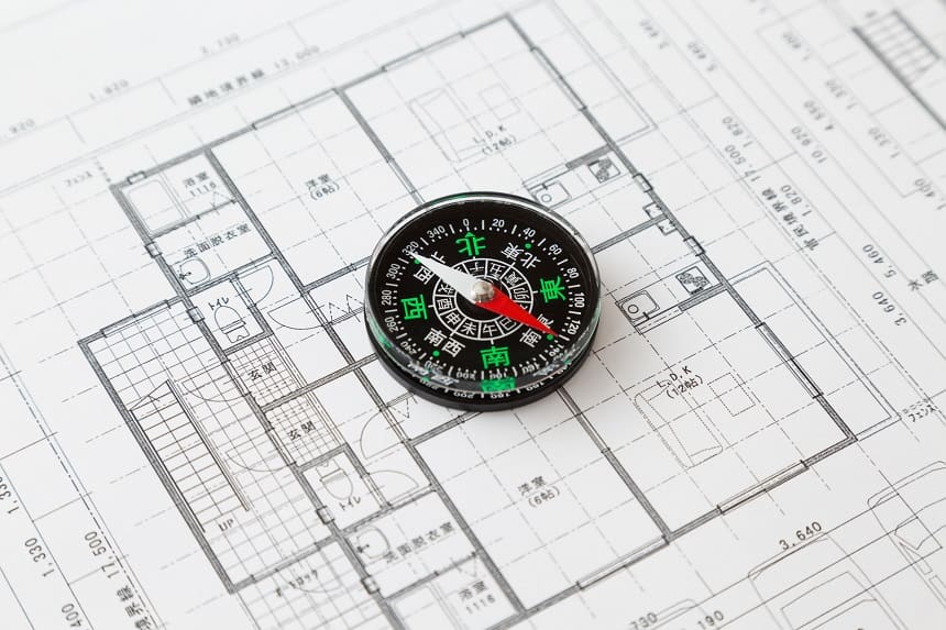 方位磁針と家の間取り図
