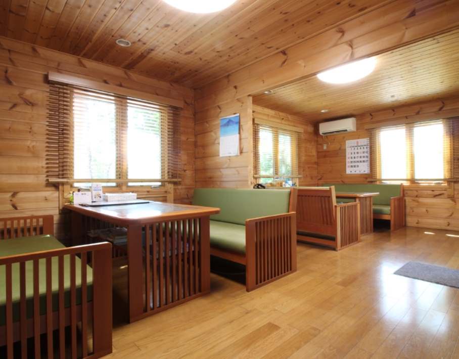 さわ霊園 明るい雰囲気の休憩スペース