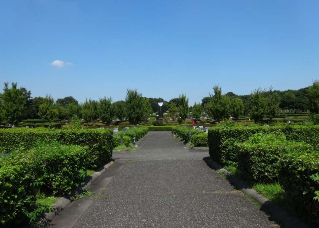 新座市営墓園の園内通路