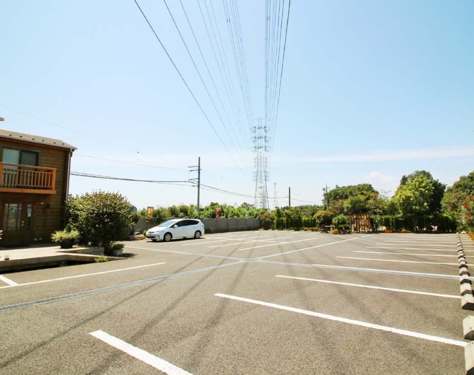 さわ霊園　広々とした駐車場