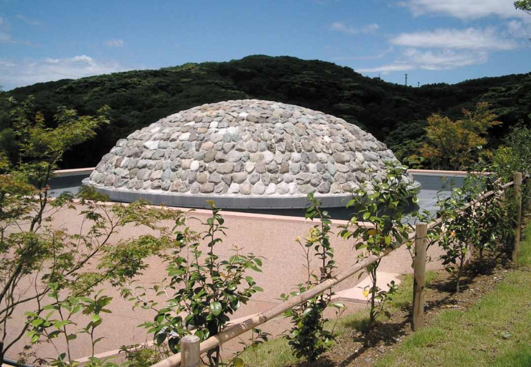 鶴岡八幡宮墓苑　石で作られた塚