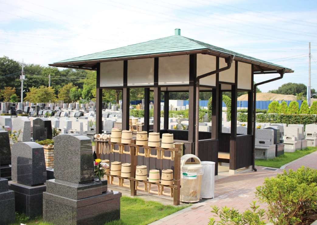 新所沢友愛聖地苑の手桶と柄杓置き場と休憩所とお墓