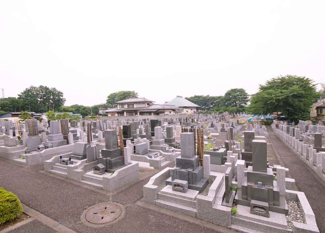 三輪ふるさと苑　明るく日当たりの良い霊園風景