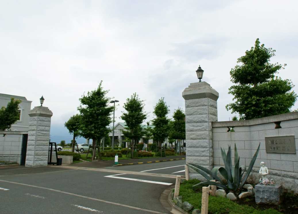 湘南公園墓地茅ヶ崎霊園　大きなエントランスはバリアフリー