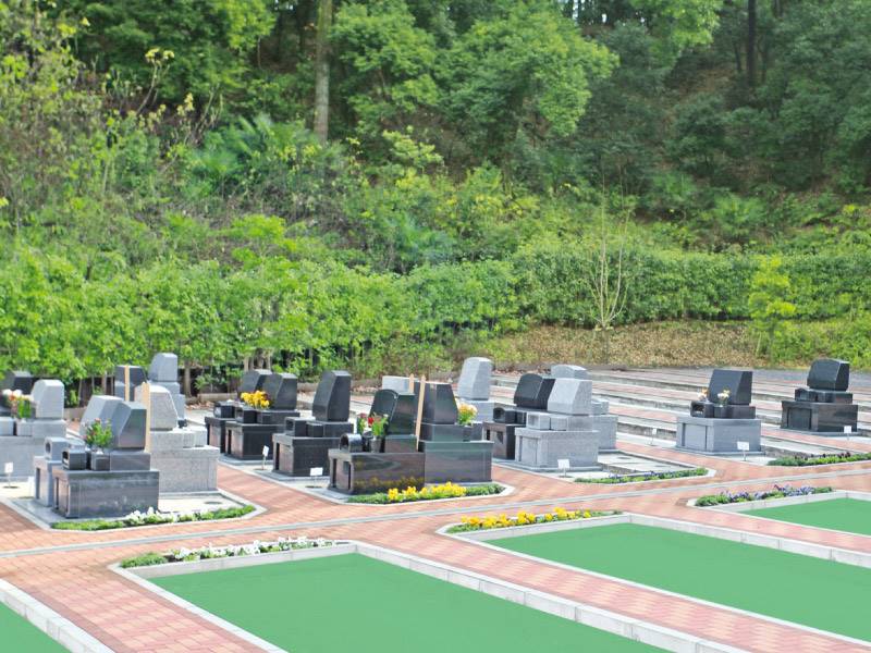 弥生台墓園 横浜つどいの森　バリアフリーの参道