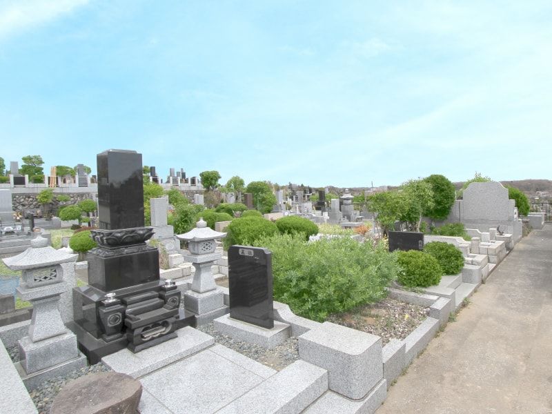 南多摩霊園　手入れの行き届いた清潔な墓域