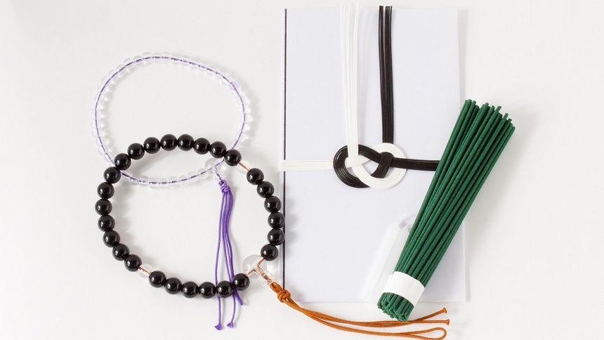 数珠と不祝儀袋と線香