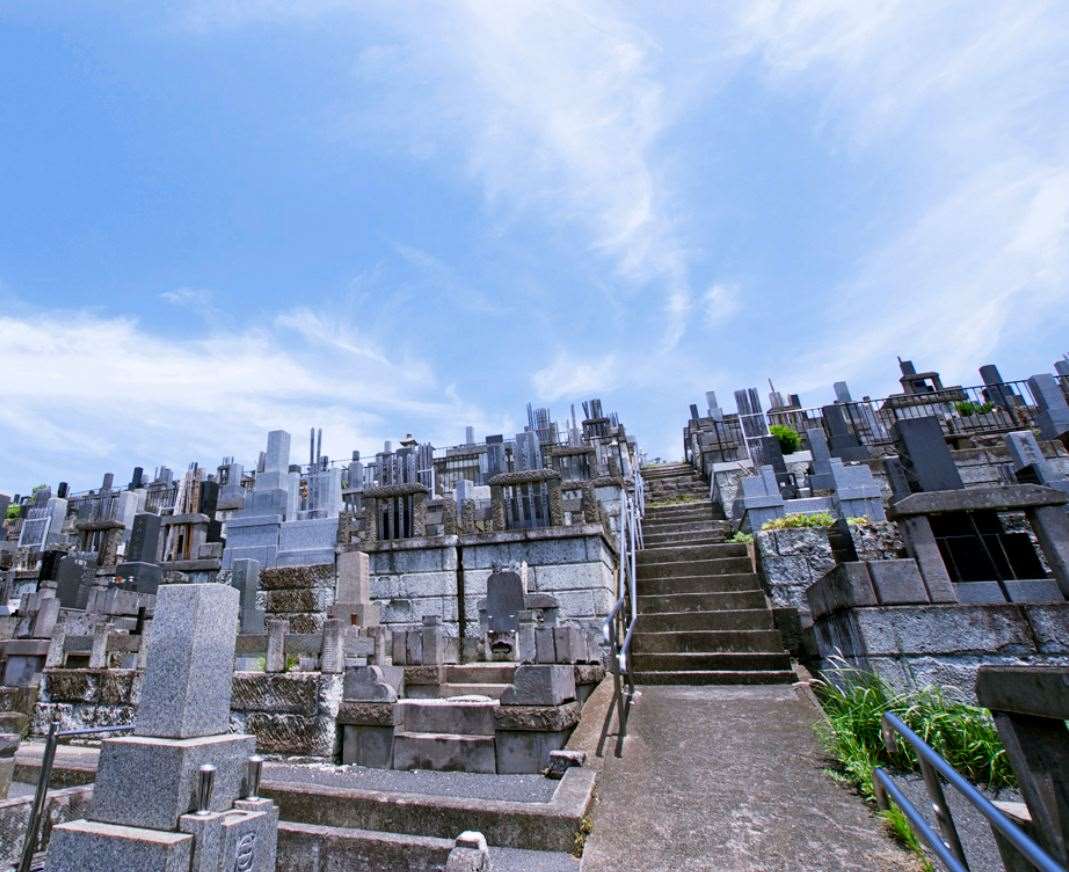 横浜市営 三ツ沢墓地　開放感のある墓域