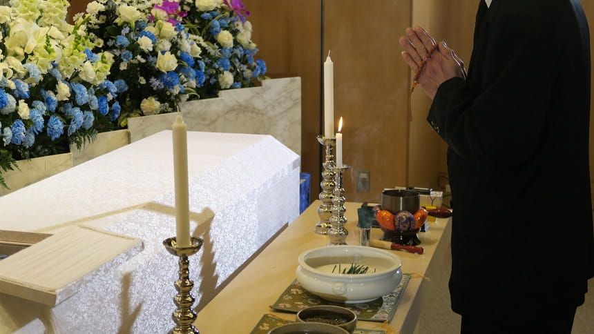 祭壇の前で合掌する参列者