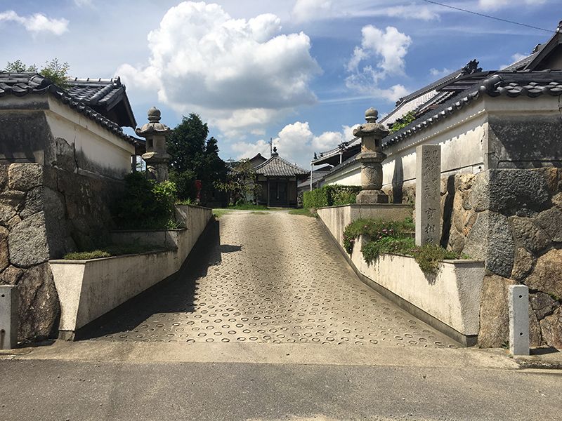 実相院墓苑