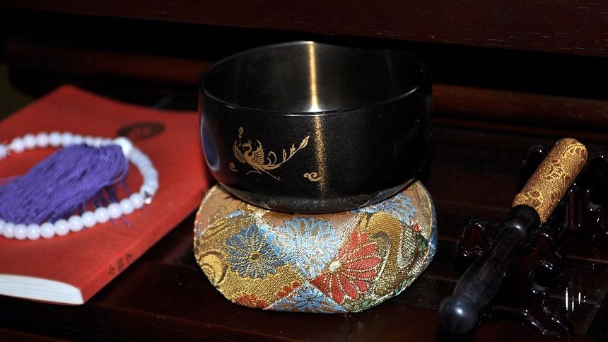 仏前の数珠とりん