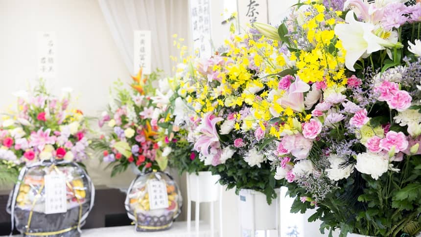 色鮮やかな供花スタンドが並んでいる