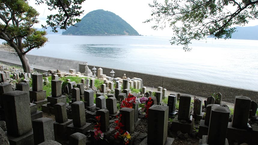 海の近くにある墓地