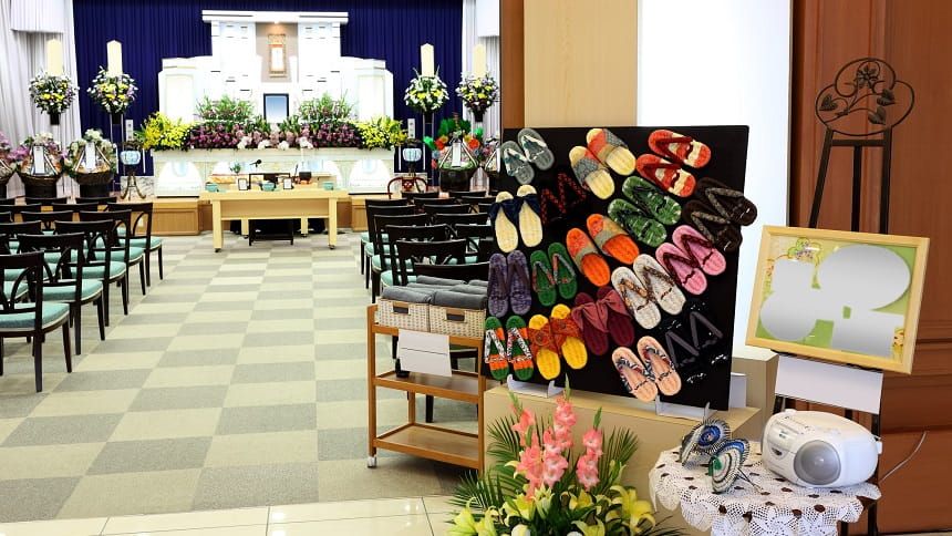 葬儀の会場と入口装飾