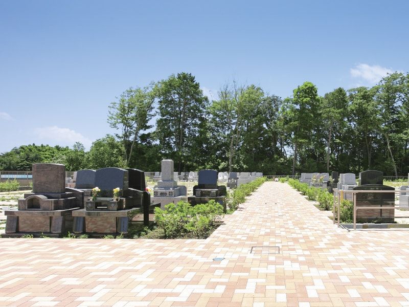メモリアルパーク緑の丘の平坦で広い参道
