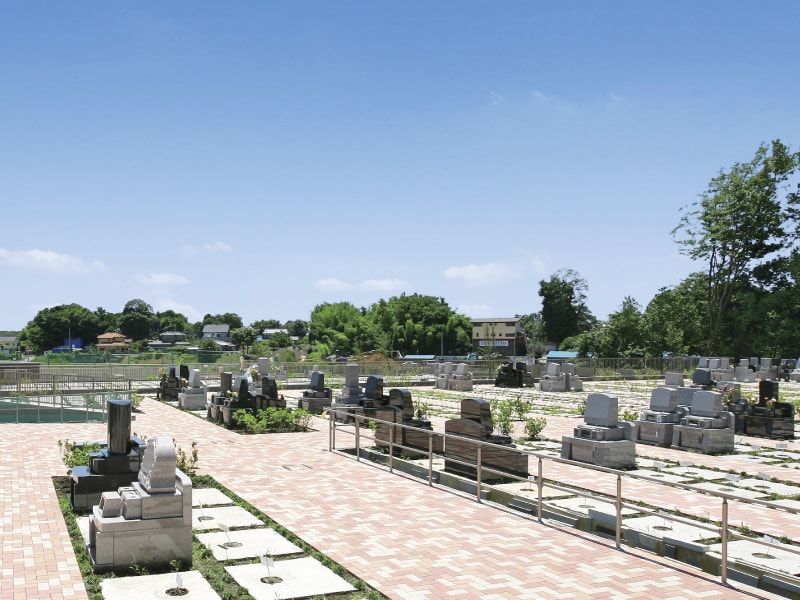 メモリアルパーク緑の丘に並ぶ洋型墓石