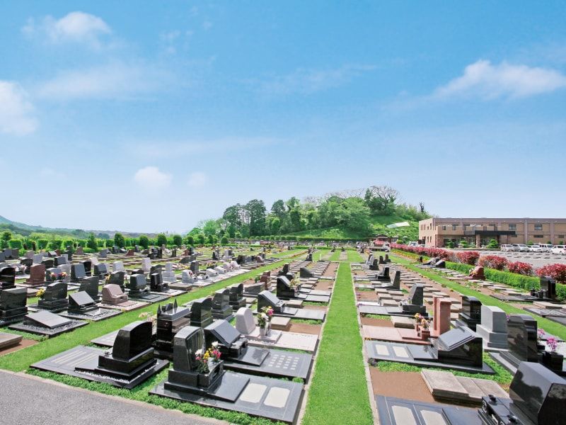 やすらぎの里 南葉山霊園の青い空の元に広がる芝生墓地
