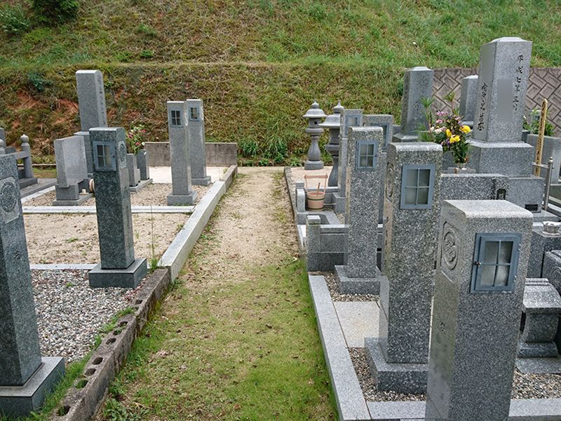 新奥ノ谷墓地