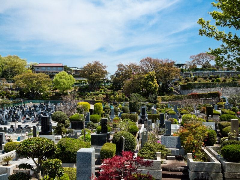 春秋苑　いたるところに緑や花がある公園墓地