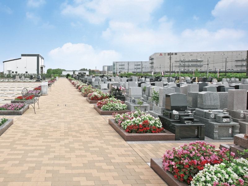 彩りどりの花に彩られた吉川美南霊園の園内風景